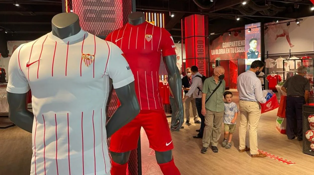 Así lucen ya las nuevas equipaciones del Sevilla FC para la temporada 2021-22 en la tienda del estadio Ramón Sánchez-Pizjuán