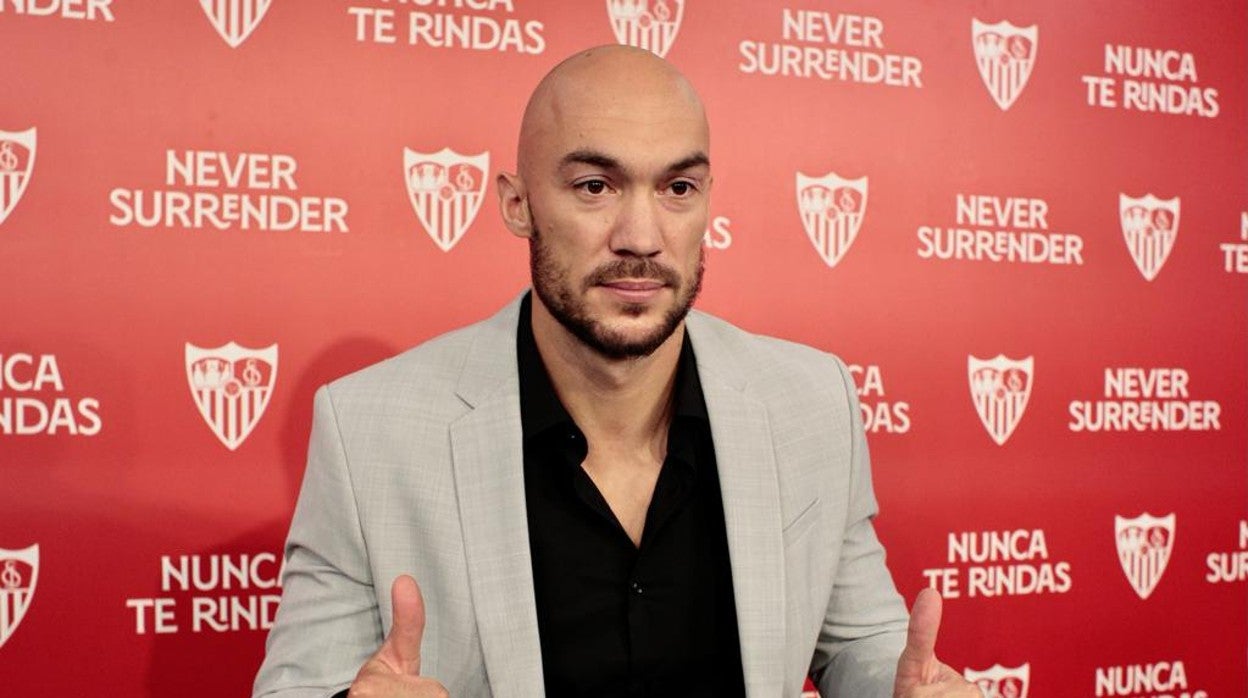 Marko Dmitrovic, en su presentación como nuevo jugador del Sevilla FC