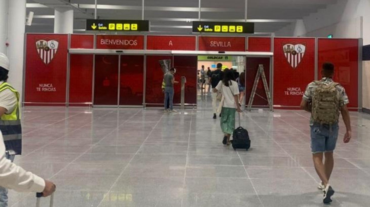 Puerta del aeropuerto de Sevilla por la que acceden los pasajeros que aterrizan en la ciudad