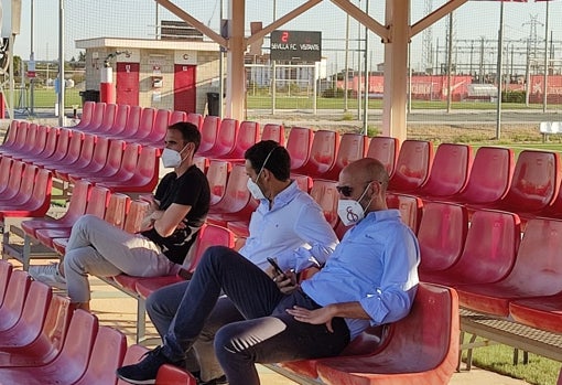 Fernando Navarro, Del Nido Carrasco y Monchi, en el entrenamiento de hoy