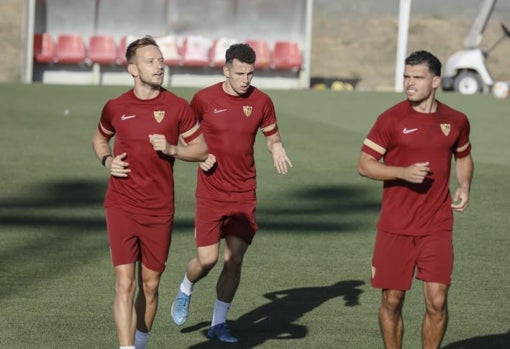 La camiseta de entrenamiento del Sevilla FC para la temporada 2021-22 es burdeos y con detalles dorados