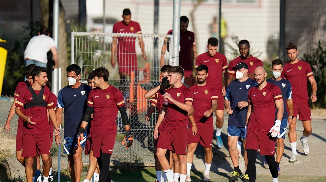 La plantilla del Sevilla, antes de iniciar un entrenamiento