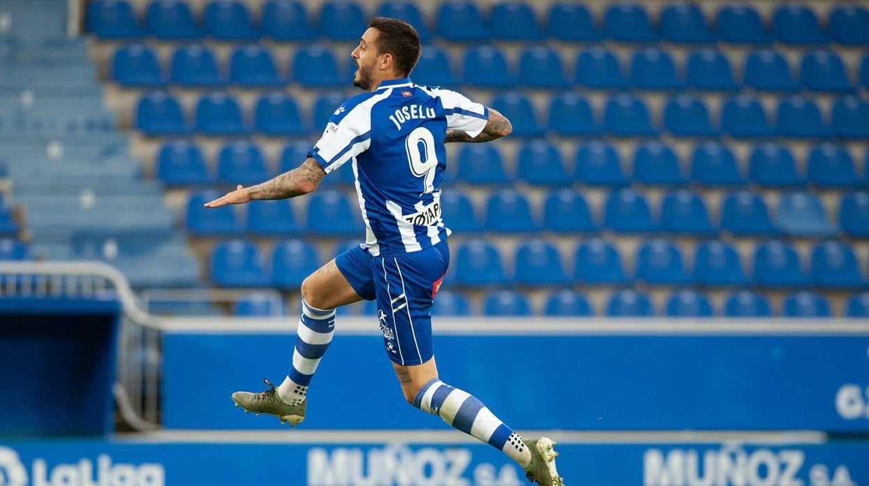 Joselu celebra un gol con el Alavés