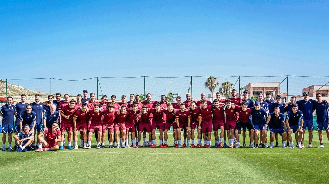 Los futbolistas y técnicos del Sevilla FC, en el entrenamiento de esta mañana