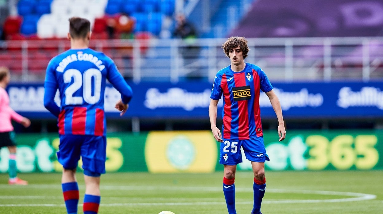 Bryan Gil en un partido con el Eibar la pasada campaña