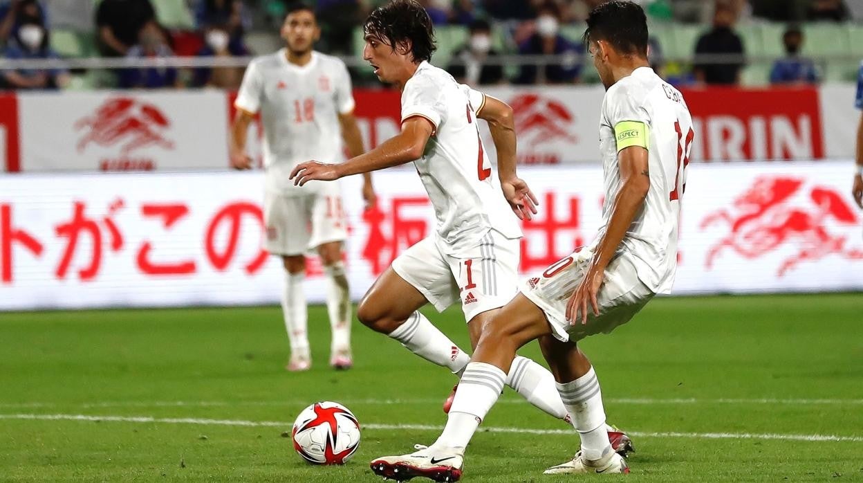 Bryan Gil avanza con el balón en el amistoso Japón - España