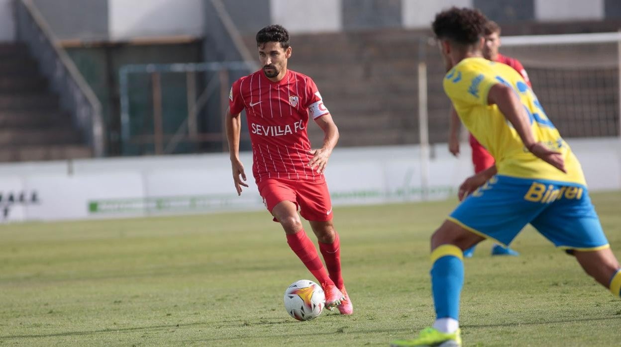 Jesús Navas avanza durante el amistoso Sevilla FC - UD Las Palmas