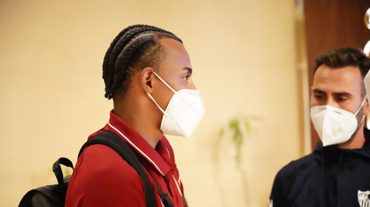 Koundé dialoga con un técnico a su llegada a Lagos