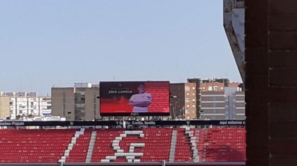 La imagen de Erik Lamela en el videomarcador del estadio Ramón Sánchez-Pizjuán