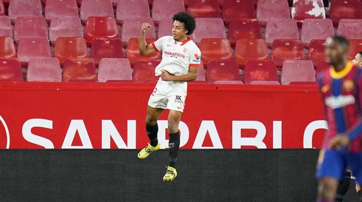 Jules Koundé celebra un tanto con la camiseta del Sevilla FC