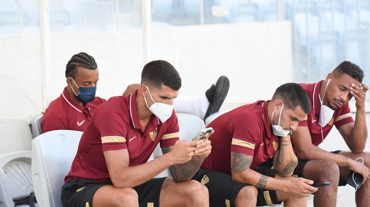 Koundé, sentado en el Estadio del Algarve junto a Lamela, Rony Lopes y Fernando