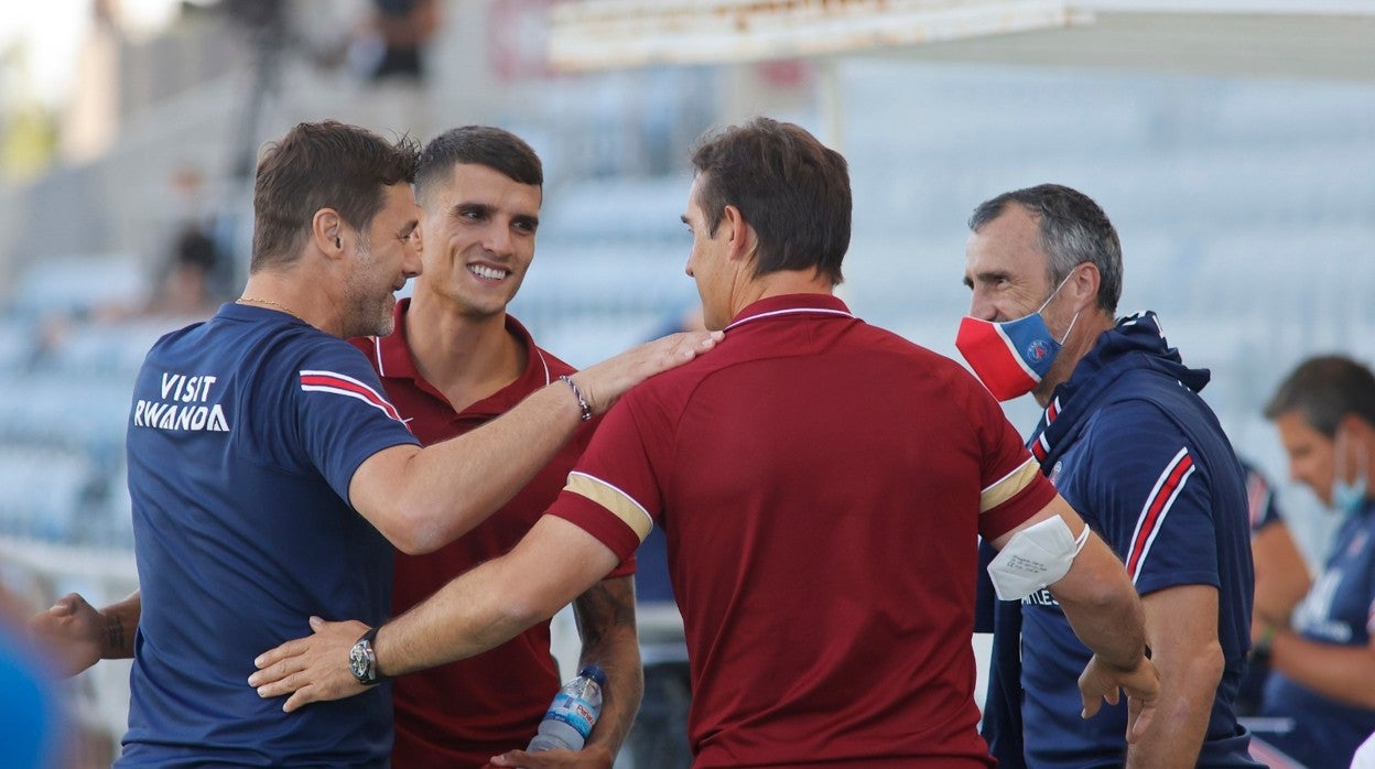 El saludo entre Pochettino, Lamela y Lopetegui antes del Sevilla FC - PSG