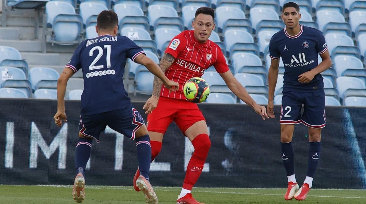Ocampos, ante Ander Herrera, en un lance del PSG-Sevilla