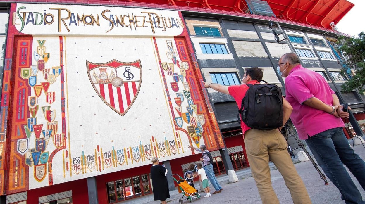 Aficionados delante del estadio Ramón Sánchez-Pizjuán