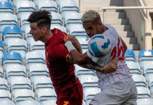 En-Nesyri salta con Ibañez durante un lance del Sevilla - Roma