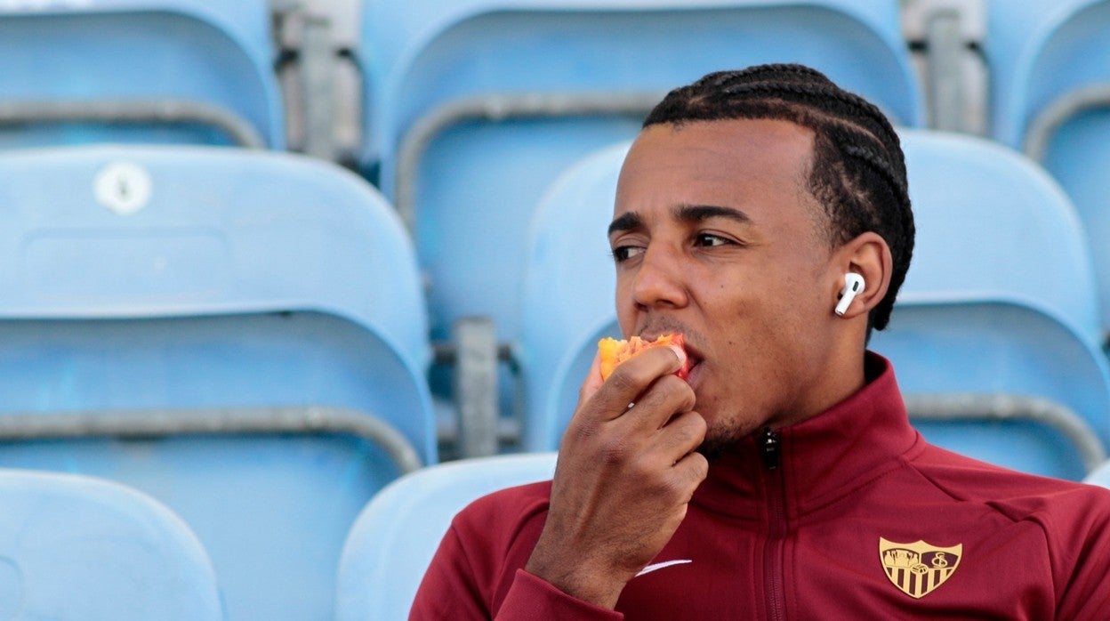 Koundé, en la grada durante el Sevilla - Roma