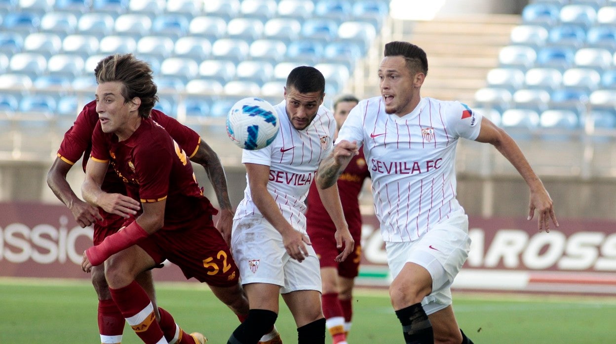Ocampos y Óscar pelean por un balón con jugadores de la Roma