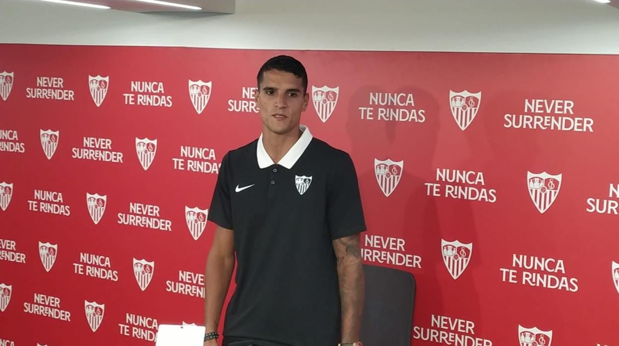 Lamela posa como nuevo jugador sevillista el día de su oficialidad