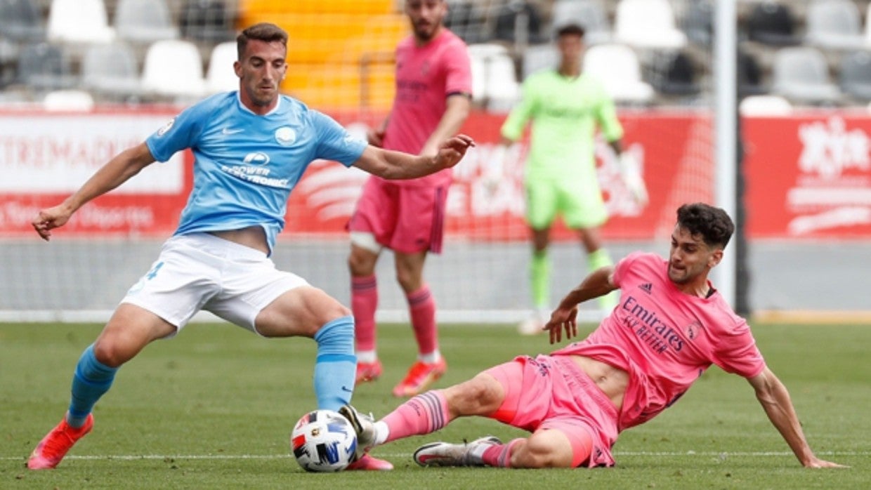 Xavi Sintes roba un balón en el duelo de play off de ascenso a Segunda contra el Ibiza