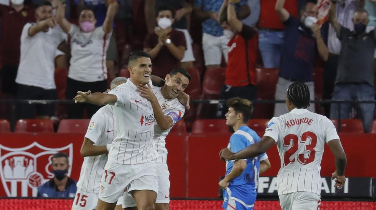 Lamela celebra con Jesús Navas uno de sus goles en el Sevilla - Rayo Vallecano