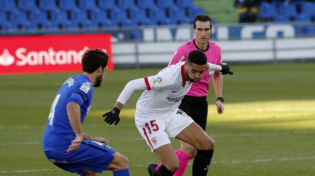 En-Nesyri se lleva un balón ante Etxeita