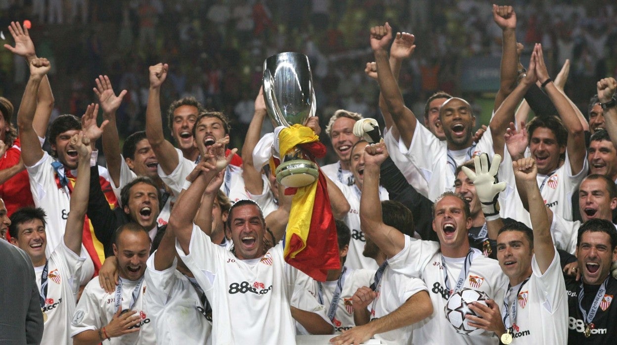 Javi Navarro, capitán del Sevilla FC, alza la Supercopa de Europa junto a sus compañeros