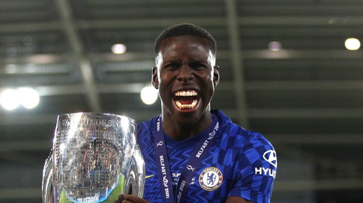 Kurt Zouma celebrando el último título que ganó con el Chelsea CF, la Supercopa de Europa