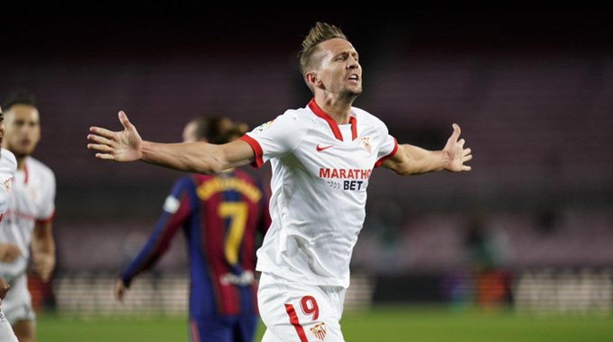 Luuk de Jong celebrando el tanto que anotó ante el FC Barcelona la pasada campaña con el Sevilla FC