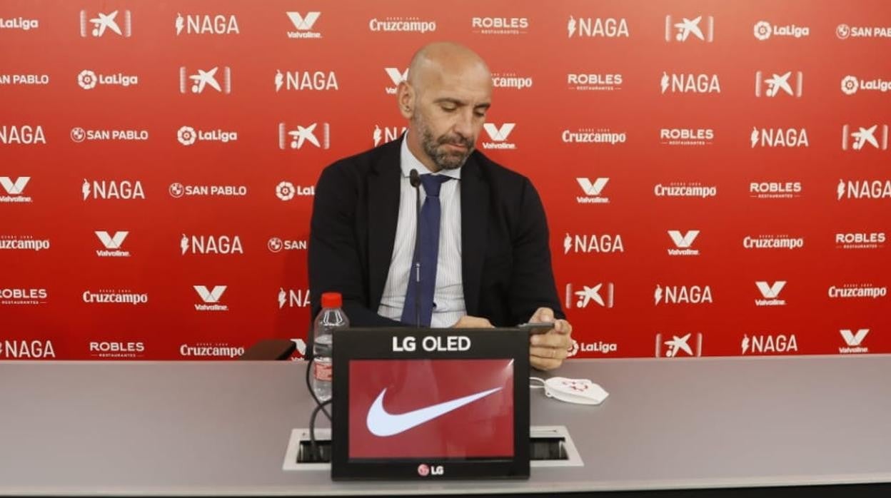Monchi, antes de departir en la sala de prensa del estadio Ramón Sánchez-Pizjuán