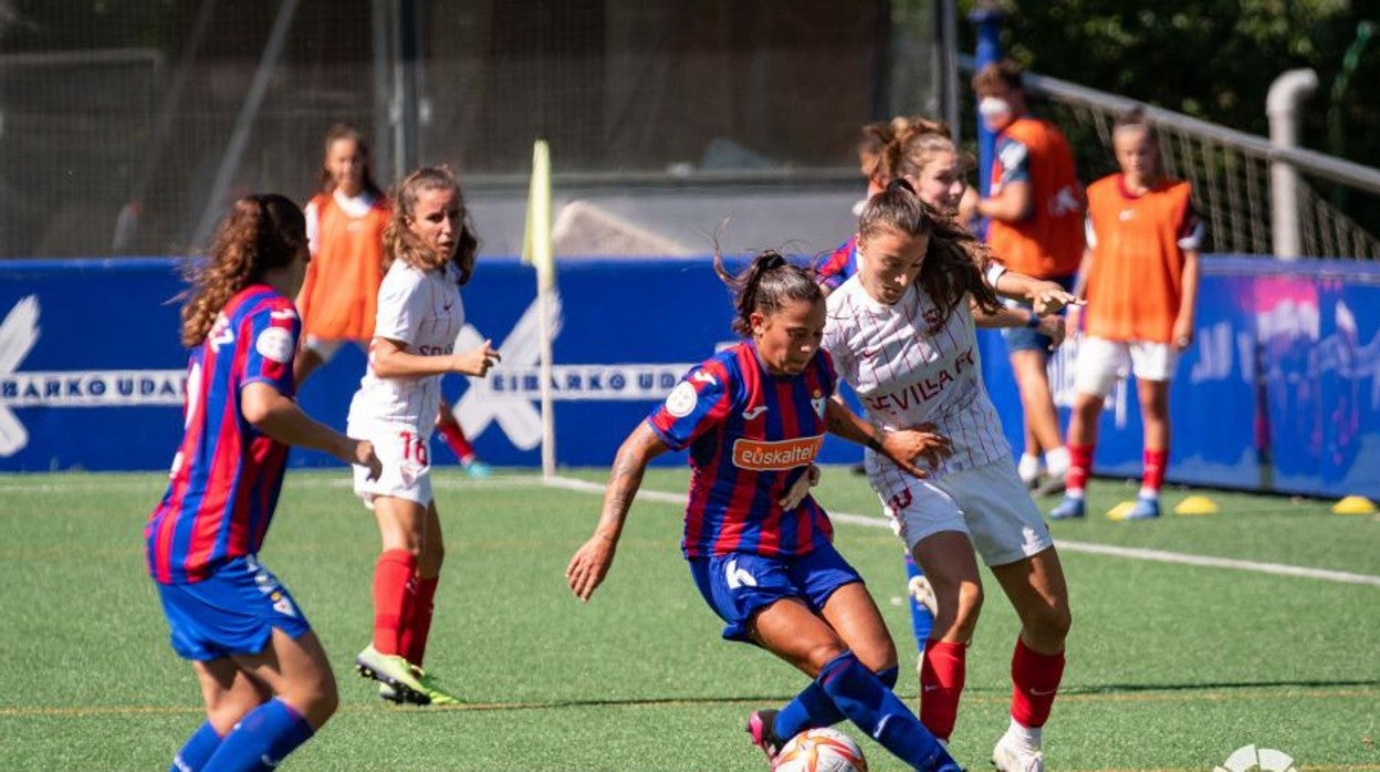 Inma Gabarro disputa un balón con Llompart en el Eibar - Sevilla