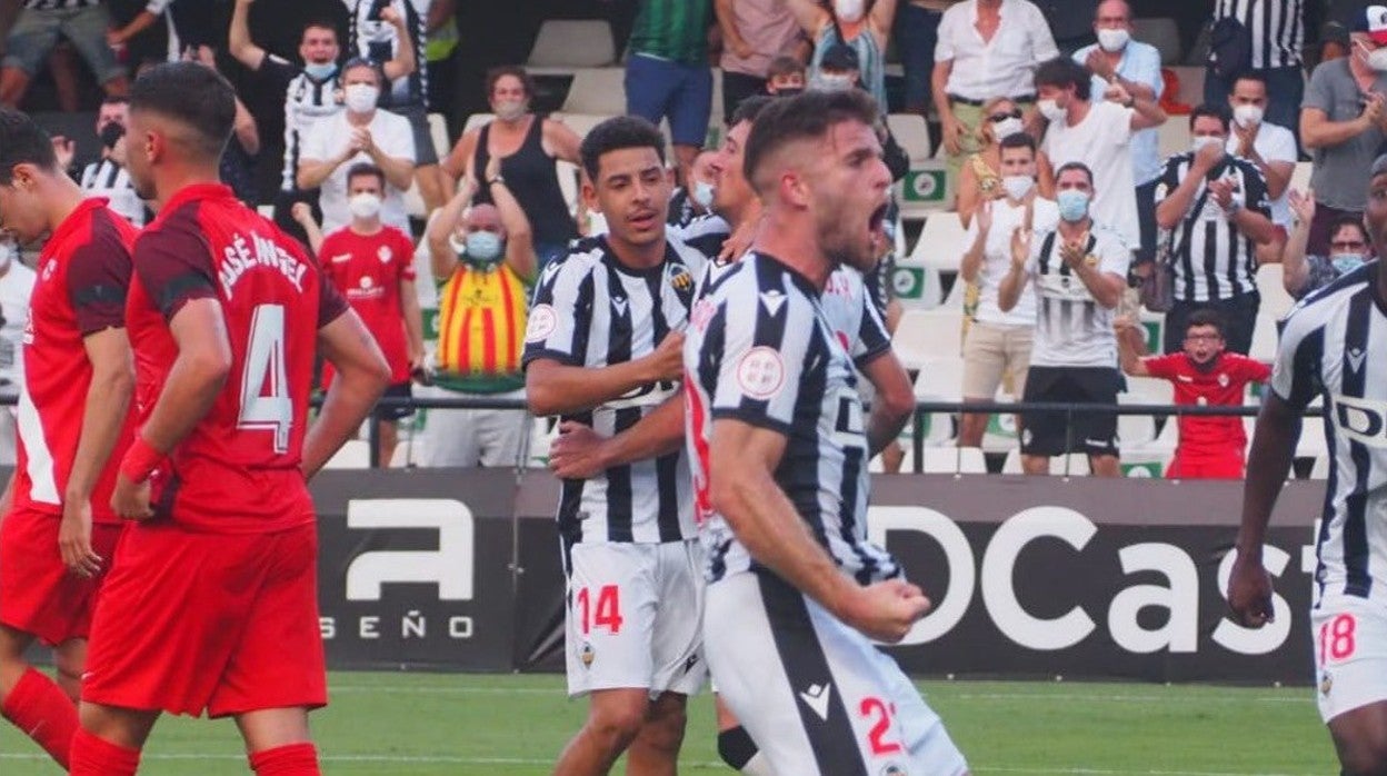 Castellón - Sevilla Atlético: Alfonso evita la sangría y el filial colapsa (2-0)