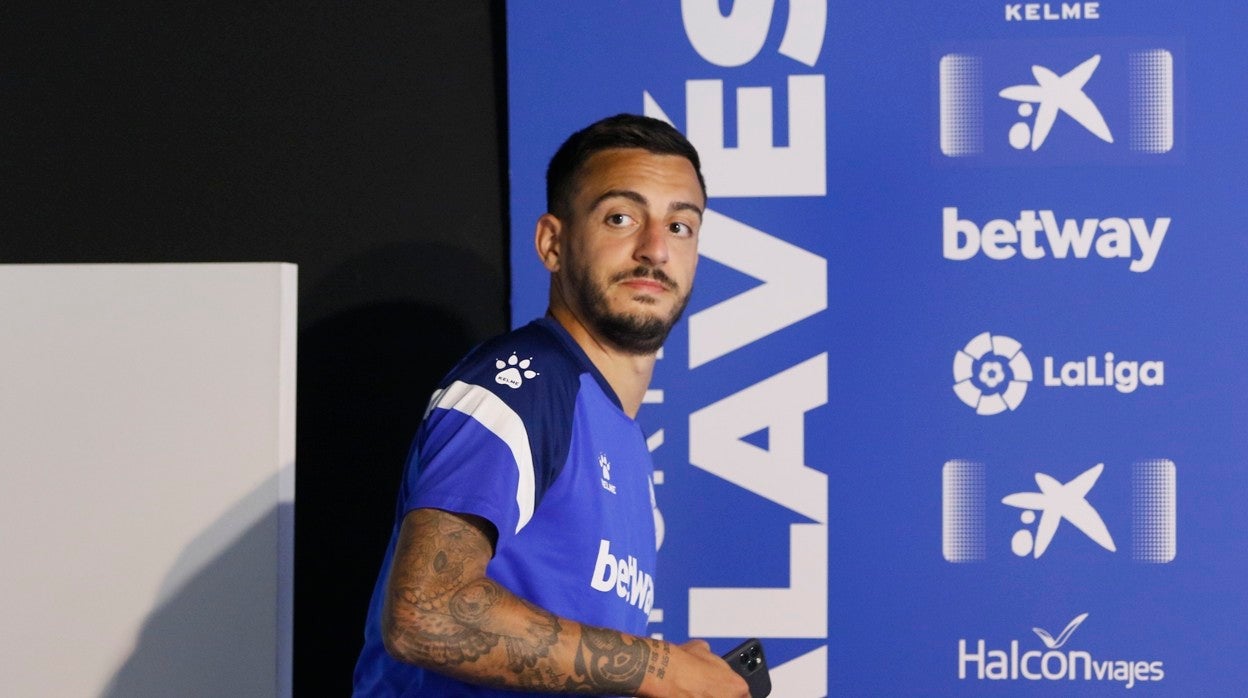 Joselu cumple su tercera temporada en el Alavés