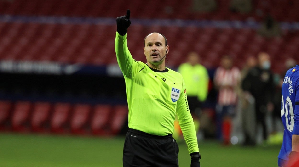 El colegiado valenciano Mateu Lahoz, dirigiendo un encuentro de LaLiga