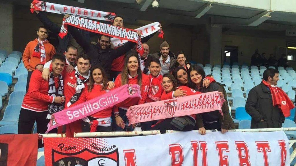 Integrantes de la 'Peña Sevillista A. Puerta' con su pancarta durante uno de sus desplazamientos