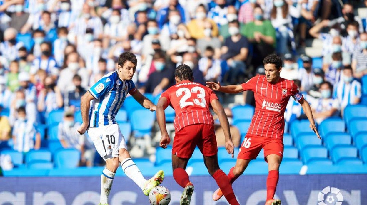 Jesús Navas, junto a Koundé, en una acción del Real Sociedad - Sevilla FC