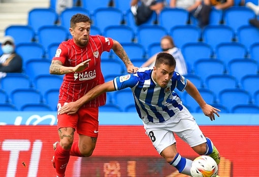 Papu y Gorosabel, en un lance del Real Sociedad-Sevilla