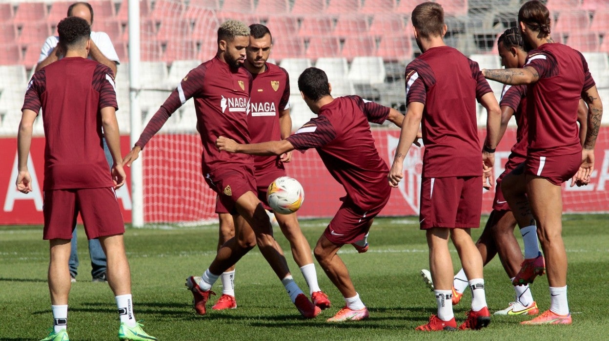 Los jugadores del Sevilla, en la ciudad deportiva