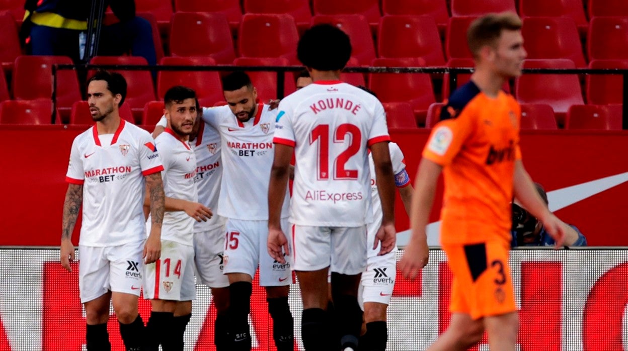 Los jugadores del Sevilla celebran el gol de En-Nesyri al Valencia la pasada temporada