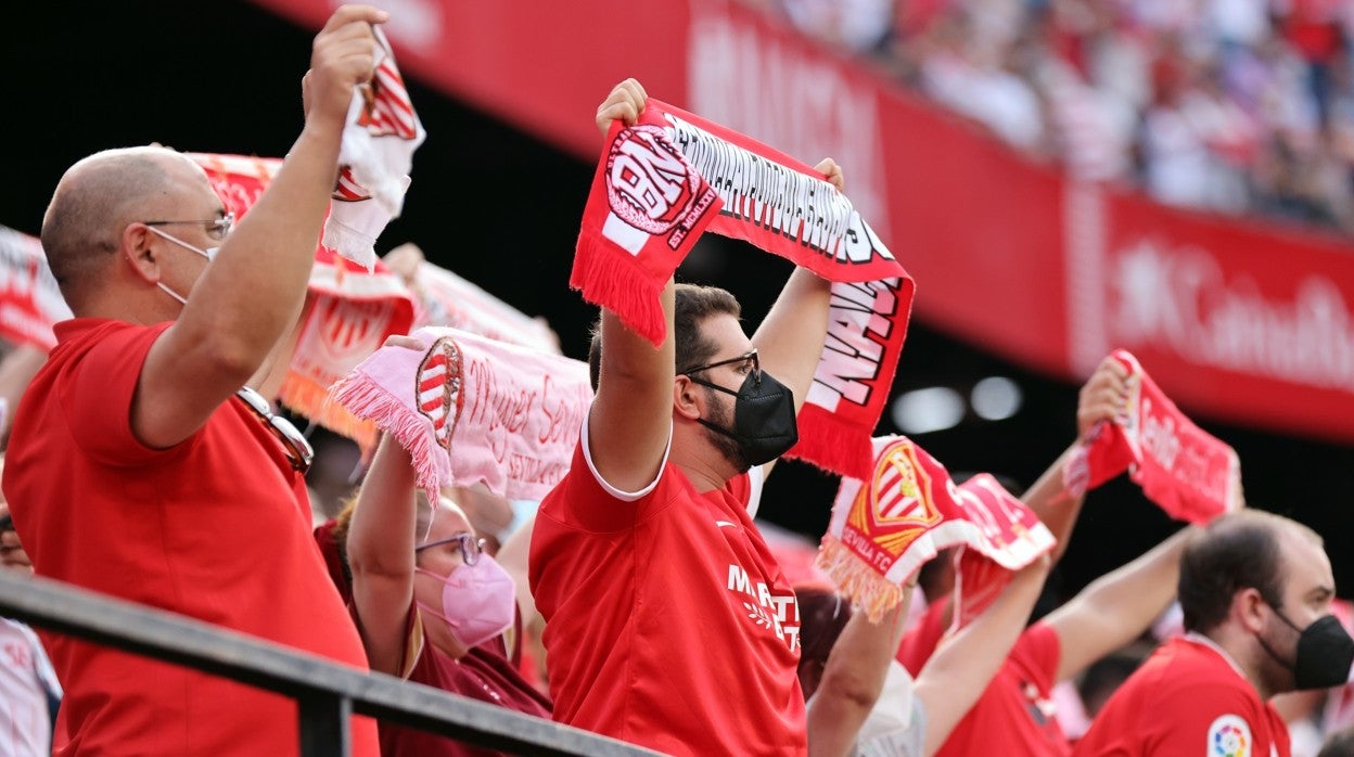 Aficionados del Sevilla en el último encuentro ante el Valencia