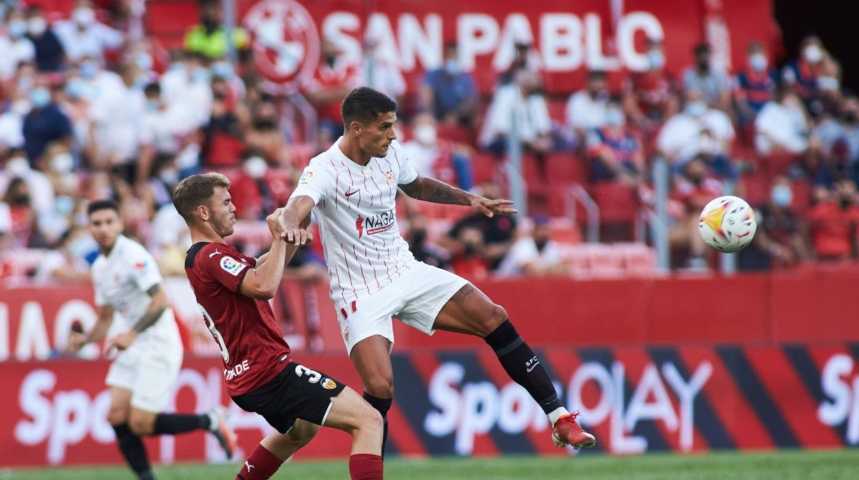 Lamela controla el balón ante Lato en el Sevilla-Valencia