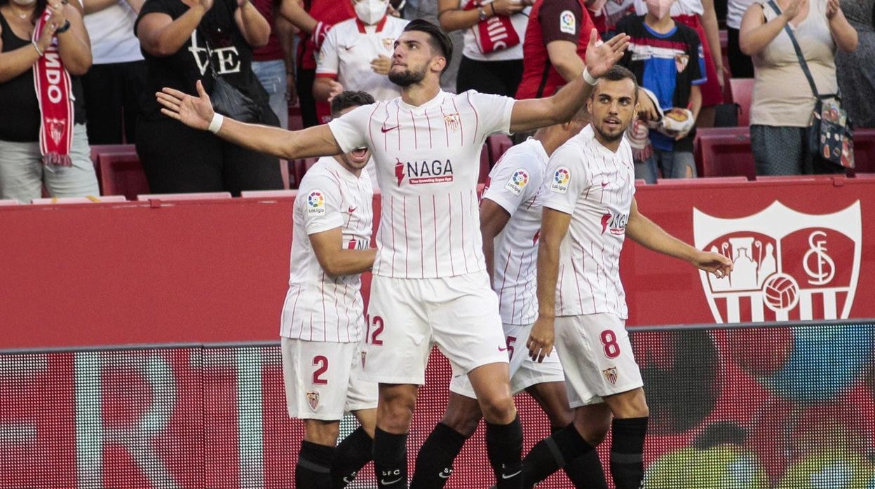 Rafa Mir celebra su gol al Valencia