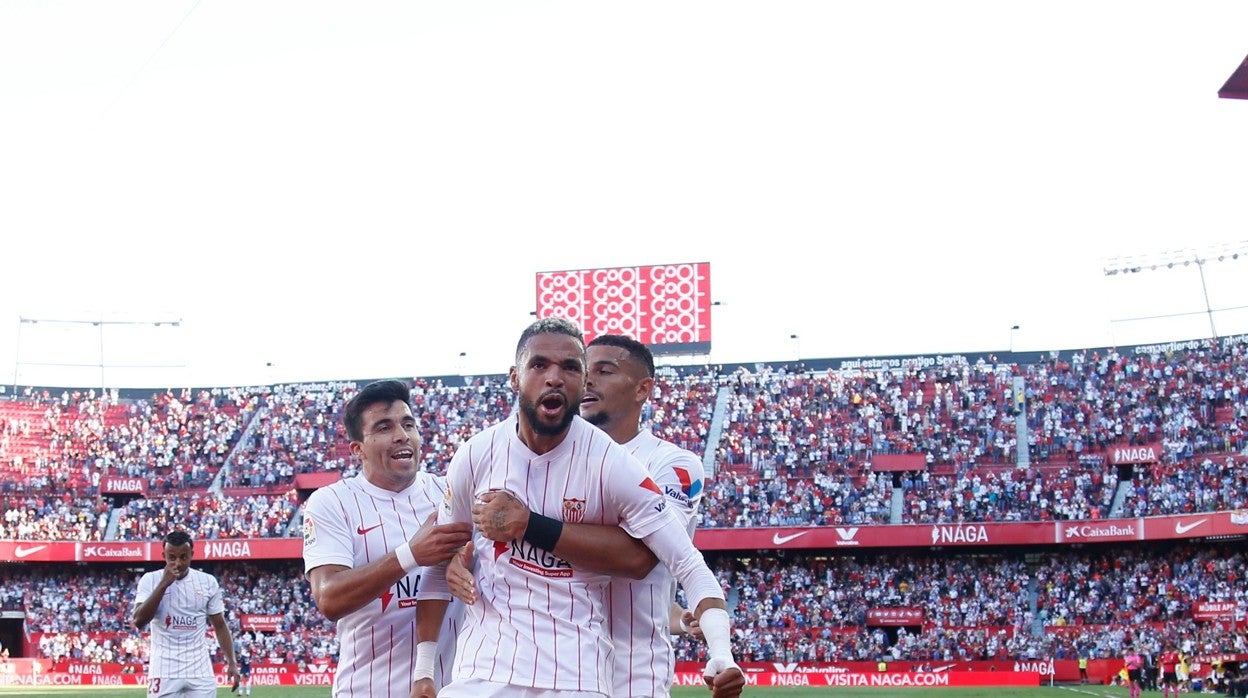 Acuña y Diego Carlos felicitan a En-Nesyri por su gol en el Sevilla - Espanyol