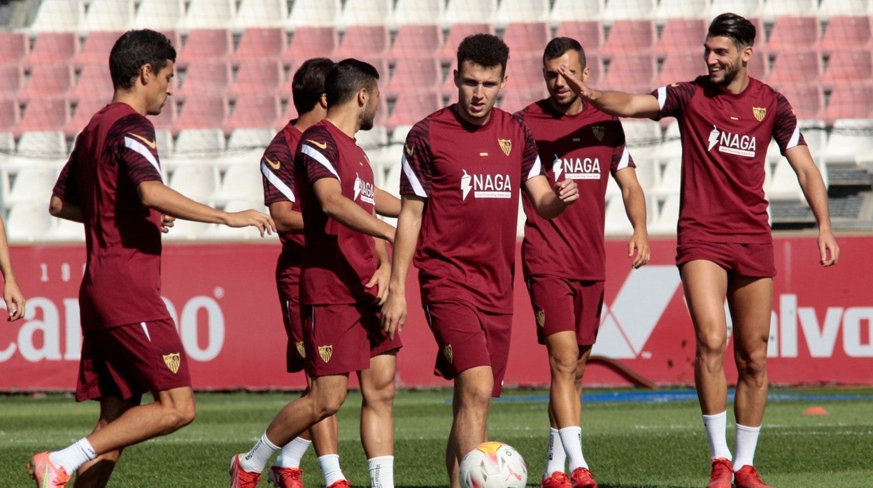 Idrissi mira un balón que controla Jesús Navas
