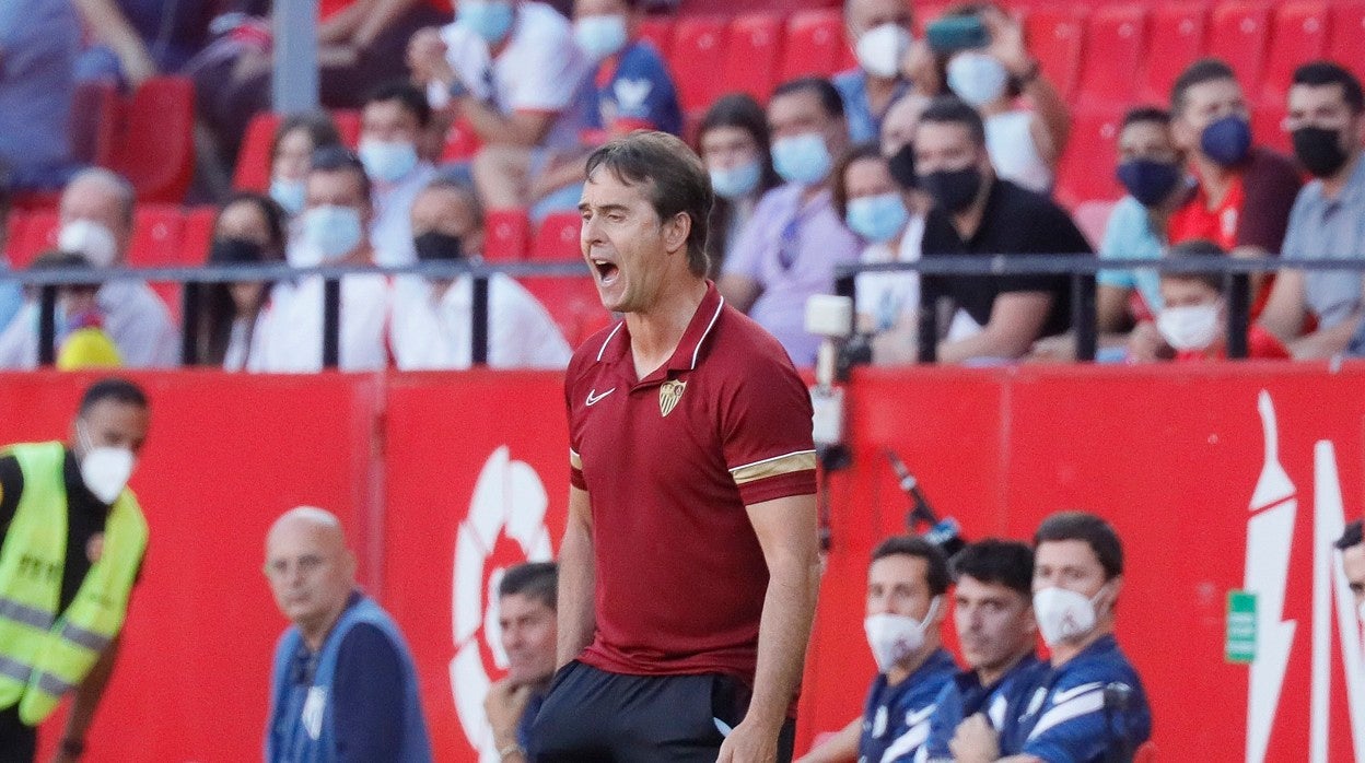 Julen Lopetegui da instrucciones a sus jugadores durante el Sevilla - Espanyol