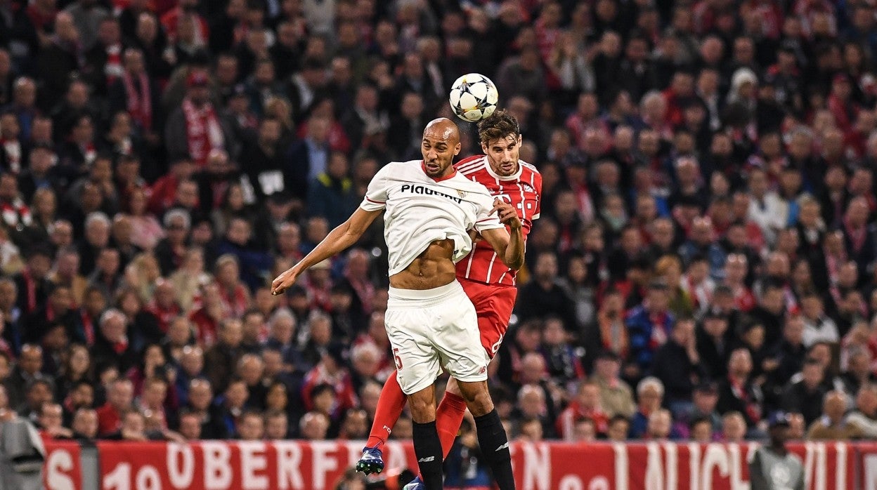 Nzonzi y Javi Martínez pugnan por un balón en un Bayern-Sevilla