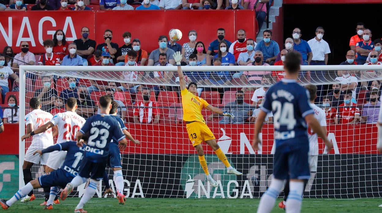 Bono se estira para detener un balón durante el Sevilla - Espanyol
