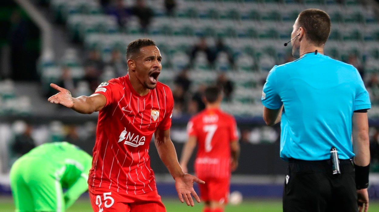 Fernando Reges durante el Wolfsburgo - Sevilla de Champions League