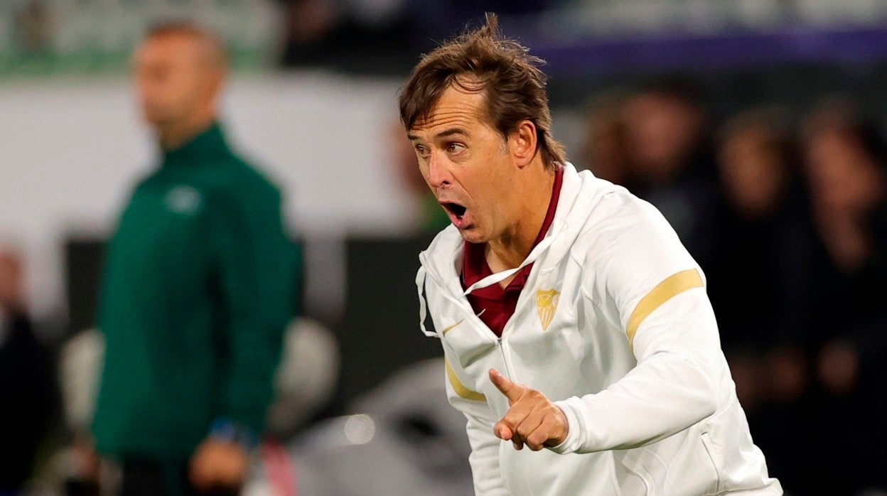 Julen Lopetegui da instrucciones a sus jugadores durante el encuentro ante el Wolfsburgo en Champions League