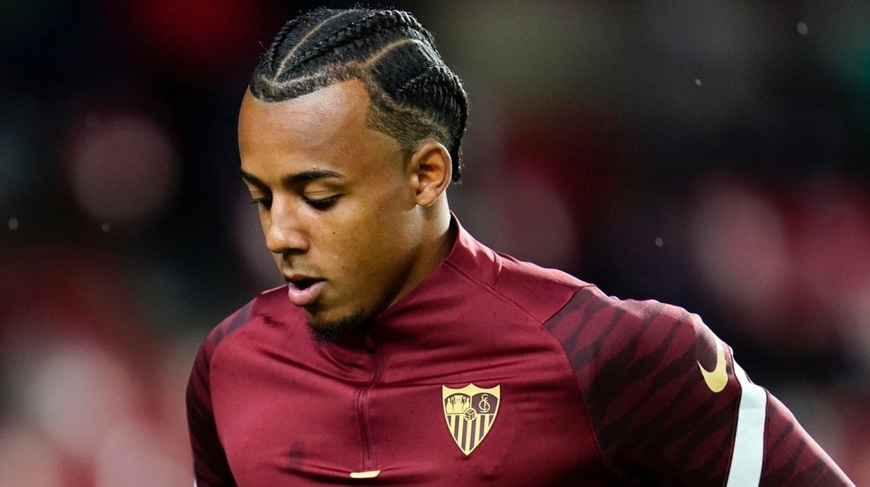 Jules Koundé durante en el entrenamiento previo al Granada - Sevilla