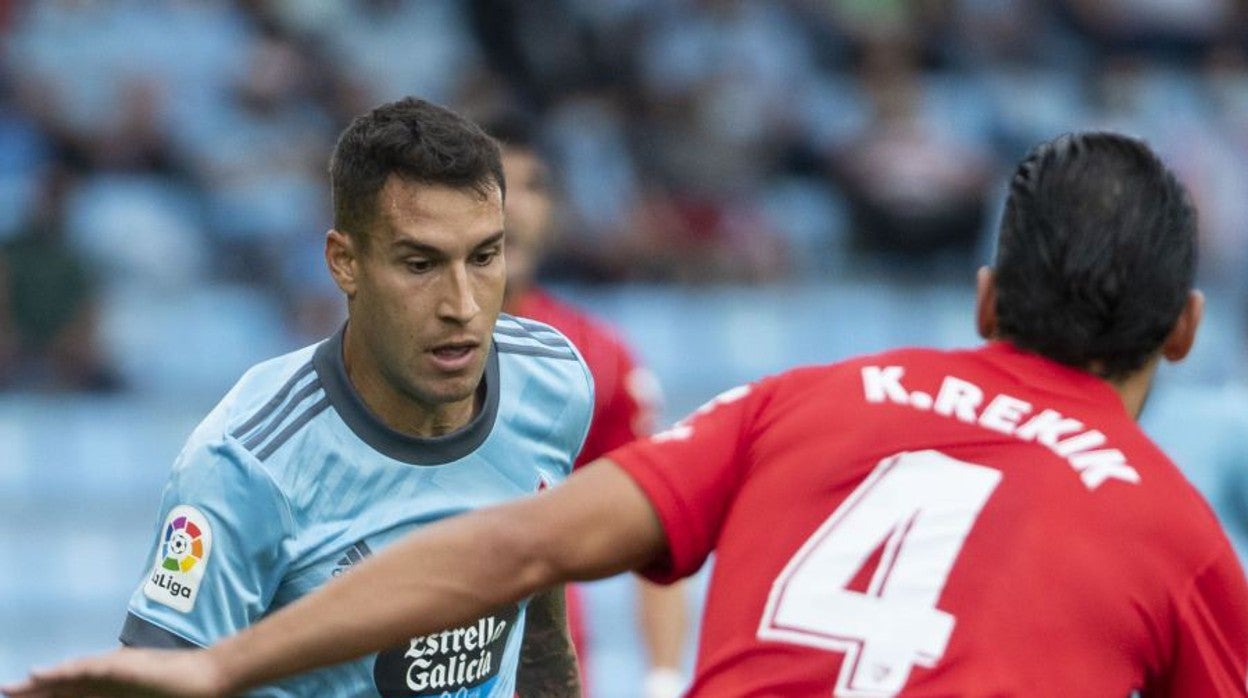 Rekik hace presión ante Hugo Mallo en una acción del Celta - Sevilla
